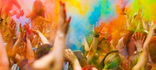 В фестивале красок приняли участие около пяти тысяч человек 